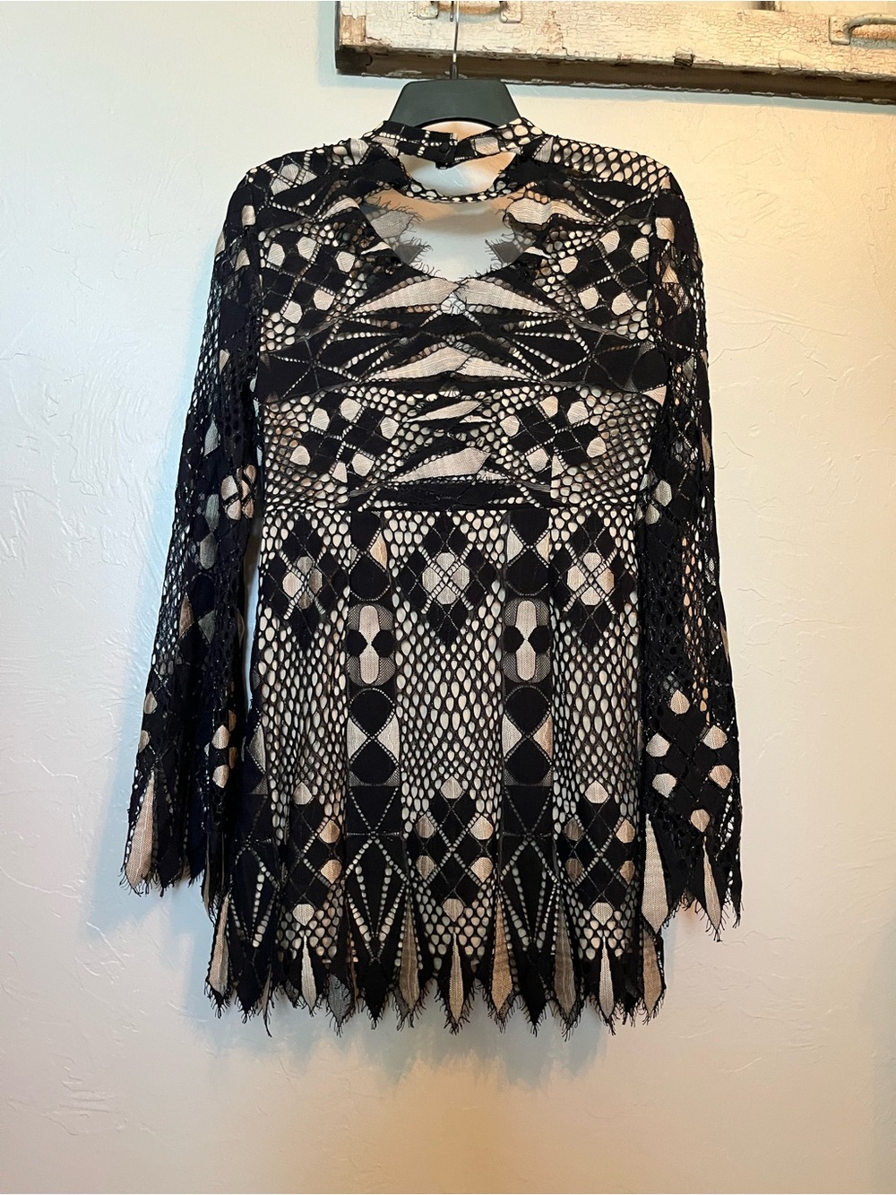 Free People Deco Lace Mini Dress in Black Sz 6 Rare Like New Witchy Bell Sleeve - Picture 10 of 16